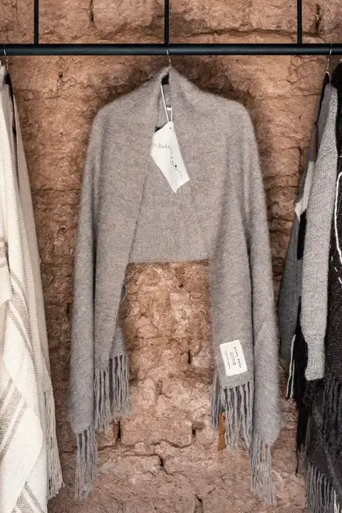 Ruana marrón claro con flecos