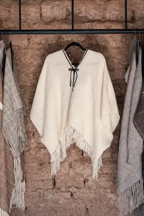 Poncho blanco con flecos