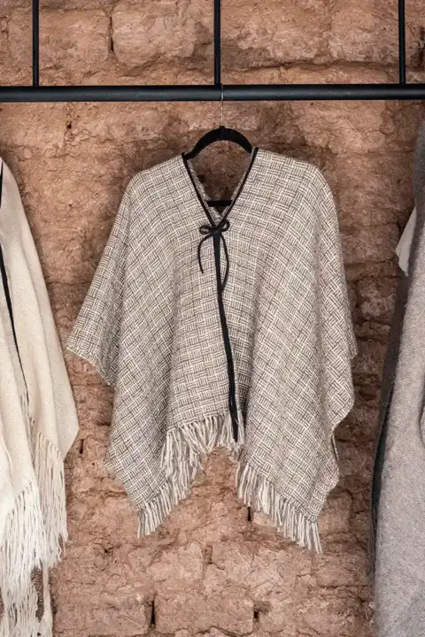 Poncho trama dos colores con flecos