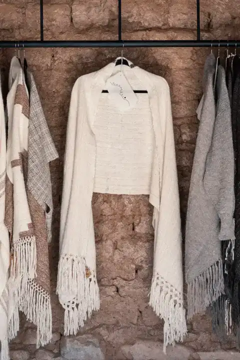 Ruana blanca con flecos de macramé