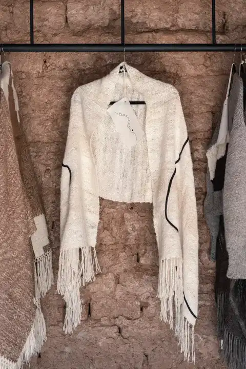 Ruana blanca con detalles y flecos