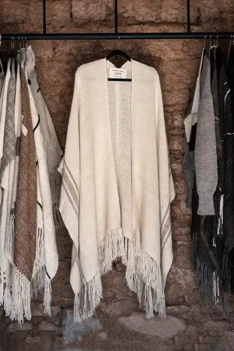 Ruana blanca con bandas y flecos