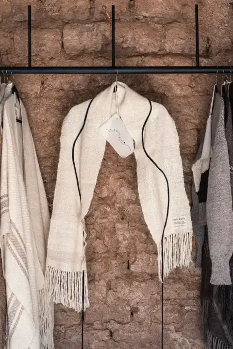 Chal blanco con detalle lineal y flecos