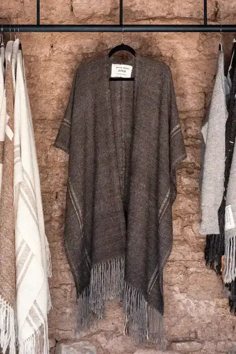 Ruana marrón con bandas y flecos