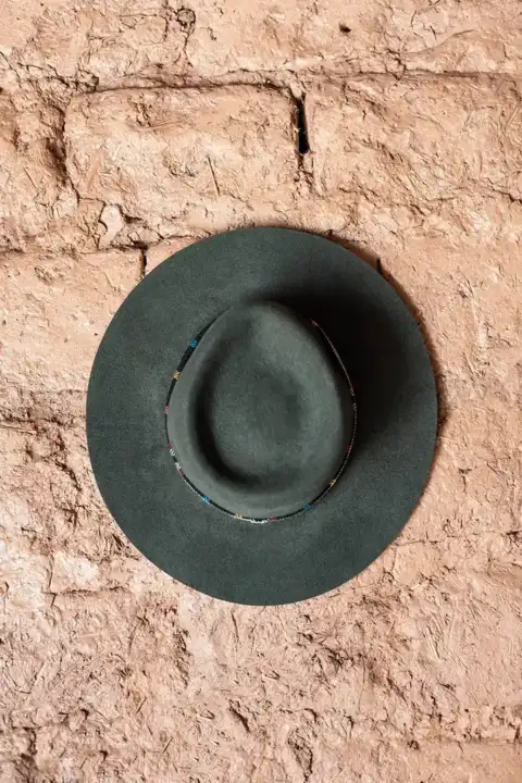 Sombrero gris oscuro sin abollado con cinta tejida