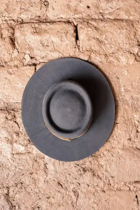 Sombrero gris oscuro sin abollado con cinta de cuero