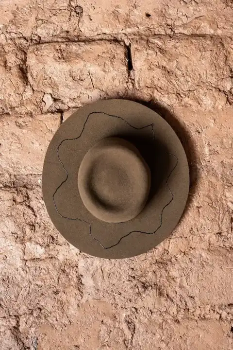 Sombrero marrón sin abollado