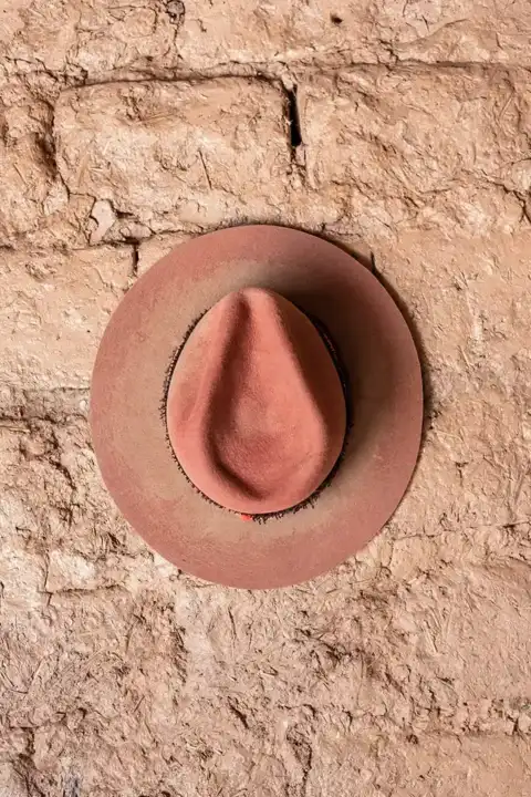 Sombrero carmín doble abollado y cinta tejida