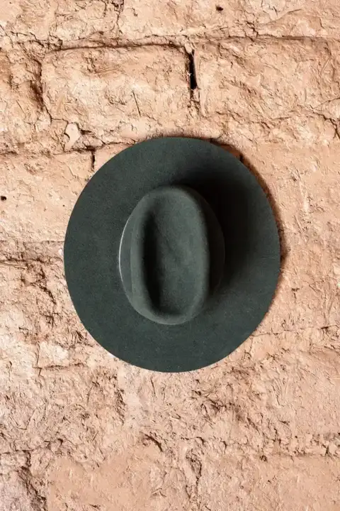 Sombrero negro doble abollado con cinta de cuero