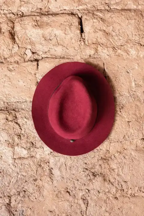 Sombrero rojo carmín doble abollado