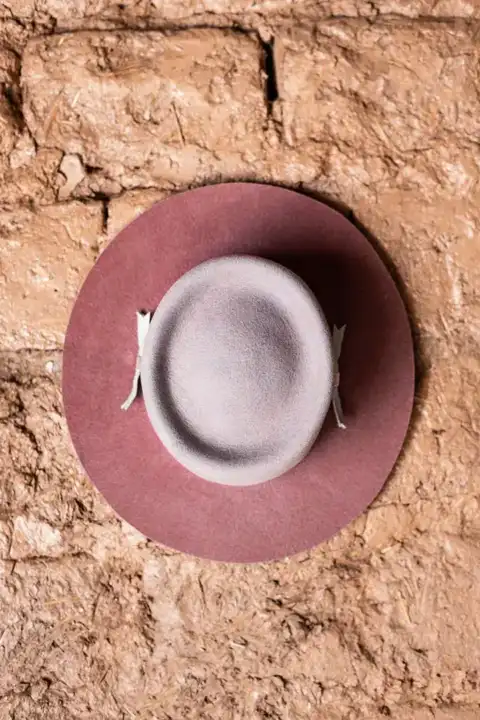 Sombrero rosado y blanco sin abollado